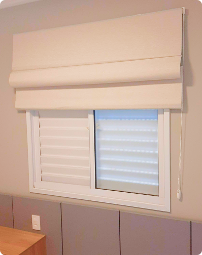 Detalhe de costura artesanal em capas de sofá de alto padrão